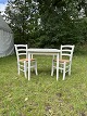 Spisebord m. 
hollandsk 
udtræk samt to 
stole. Bord og 
stole er udført 
i hvidmalet træ 
samt stole ...