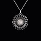 Georg Jensen 
Marguerit / 
Daisy vedhæng i 
sterlingsølv 
med sort emalje 
- 33mm.
Udført hos 
Georg ...