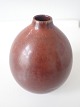 Eva Stær 
Nielsen (1911 - 
1976) for Saxbo 
- Buttet 
dråbeformet 
vase med smal 
hals og brun, 
let ...