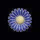 Georg Jensen 
Marguerit / 
Daisy Broche i 
forgyldt 
sterling sølv 
med blå emalje 
- 43mm.
Udført ...