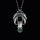 Georg Jensen. 
Vedhæng i sølv 
med grøn agat 
#43.
Tegnet af 
Georg Jensen 
1866 - 1935
Stemplet ...