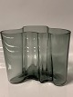 Alvar Aalto for 
Iittala, 
Finland. vase,  
røg farvet 
kunstglas. 
Finsk 
kunstglas.
Stemplet: ...