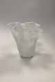 Holmegaard Hvid 
Opal Vase med 
bølgekant
Måler 21cm x 
19,5cm ( 8.27 
inch x 7.68 
inch )
