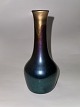 Vase i keramik 
fra Peter 
Ipsens Enke fra 
omkring 1920. 
Dekoreret med 
guld og 
lustreglasur. I 
...