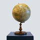 Globe first 
half of the 
20th century. 
H. 53 cm.