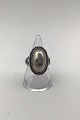 Georg Jensen 
Sterling Sølv 
Ring No. 19  
(1930-1945) 
Måler Ring Str. 
52 (US 6) Vægt 
8 gr. (0.28 oz)