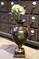 STOR dekorativ 
1800 tals jern 
vase med 
håndmalet 
blomstermotiv 
og guld 
dekorationer og 
 med en ...