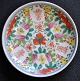 Kinesisk porcelains tallerken, polykron dekoreret, 19. årh. Motiv med blomster og skrifttegn. ...