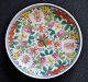 Kinesisk porcelains tallerken, polykron dekoreret, 19. årh. Motiv med blomster og skrifttegn. ...