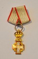 Miniature 
ridderkors af 
1. grad i guld, 
1912 - 1947, 
Danmark. Med 
ordensbånd. H.: 
5 cm. 
Fra ...