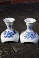 Blå Blomst 
svejfet Royal 
Copenhagen 
porcelæn 
spisestel. 
Kongelig 
porcelæn.
Par lysestager 
nr. ...