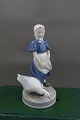 Royal Copenhagen porcelænsfigur nr. 527, Gåsepigen 24cm 