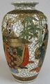 Japansk Satsuma 
vase, Japan, 
ca.1900. 
Craquelle, med 
polykrom 
dekoration og 
guld med to 
mænd og ...