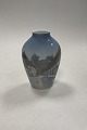 Bing og 
Grøndahl Vase 
med gamle huse 
No. 1302/6238. 
Måler 18 cm / 
7,08 in. og er 
i god stand.