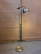 Standerlampe i 
metal, fra 
1960erne.
Den har en del 
brugsspor.
Højde 136cm 
Diameter på 
foden 24cm