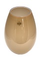 Holmegaard, 
Cocoon vase i 
mellemstørrelse 
lys 
brun/karamel 
glas med hvid 
opaline 
indvendig. ...