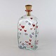 Kantine 
karaffel i 
klart glas med 
prop af træ fra 
år 1937-1957. 
Flasken er 
dekoreret med 
røde ...