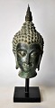 Buddha bust in 
bronze, 20th 
century. On 
wooden base. H: 
23 cm. H. 
including base: 
32.