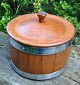 Stavlivmet teak 
ostebeholder 
med låg, 20. 
årh. Danmark. 
Højde.: 21 cm. 
Dia.: 24 cm. 
Oprindelig ...