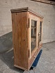 Vitrineskab i 
massivt 
fyrretræ, fra 
1920erne.
Det har 
brugsspor.
Højde 93cm 
Bredde 113cm 
Dybde ...
