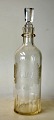 Karaffel 
"Aquavit", 
Holmegård ca. 
1900, Danmark. 
Med ætset 
motiv. H: 25,8 
cm. 