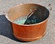 Antik dansk 
kobber grue 
kedel, 19. årh. 
Med to håndtag. 
H: 36 cm. H. 
inkl. håndtag: 
43 cm. Dia: ...