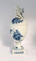 Royal 
Copenhagen. Blå 
blomst. 
Lågpokal med 
putti på låget. 
Model 1754. 
Højde 30 cm (4 
sortering)