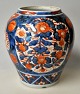 Imari jar, 19th 
century. Japan. 
Polychrome 
decorated with 
flowers and 
birds. 
Unmarked. H: 16 
cm.