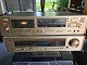 LUXMAN receiver 
model R-404 og 
kassettebåndoptager 
model K-250. 
Begge fremstår 
med brugsspor 
fra ...
