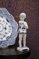 Royal 
Copenhagen , 
lille 
Musselmalet  
pige med 
sommerfugl.
Dekorationsnummer: 
1/4795. ...