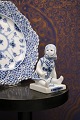 Royal 
Copenhagen , 
lille 
Musselmalet 
siddende pige.
Dekorationsnummer: 
1/4793. 
1.sortering. H: 
...
