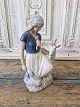 B&G Figur - 
Pige med ged 
No. 2180, 1. 
sortering
Højde 20 cm.
Design: Axel 
Locher