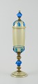 Murano, 
Italien. Stor 
pokal lågvase 
af blåt og 
røgfarvet 
kunstglas.
Mundblæst 
glas.
Ca. ...