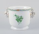 Herend, Ungarn. 
Chinese Bouquet 
Apponyi Green, 
urtepotteskjuler 
af porcelæn. 
Hanke i form af 
...