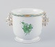 Herend, Ungarn. 
Chinese Bouquet 
Apponyi Green, 
urtepotteskjuler 
af porcelæn. 
Hanke i form af 
...