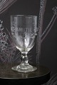 Fint gammelt 
Fransk souvenir 
vin glas med 
graveret skrift
"Amitie" ( 
Venskab ) 
H:14cm. 
dia.:7,5cm.