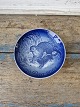 B&G Mors Dags 
Platte fra 2004
Motiv: Odder 
med unger
Designet af: 
Finn Clausen
Diameter 14,8 
cm.