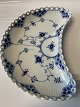 Royal Copenhagen Musselmalet Helblonde, måneformet asiet.
Dekorations Nr. 1/1173