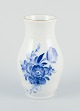 Royal 
Copenhagen Blå 
Blomst Svejfet, 
vase.
Håndmalet i 
blåt. 
Gulddekoration.
Modelnummer: 
...