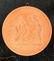 Peter Ipsen Terracottafabrik fra slutningen af 19. århundrede: Platte i terracotta med motiv af ...