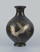 Japan, stor 
rund vase i 
messing.
Motiv af 
traner i sølv.
Ca. 1930’erne.
I flot stand, 
rund ...