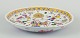 Antikt kinesisk 
fad af 
porcelæn.
Håndmalet i 
polykrom 
glasur.
Motiv af 
børnemusikanter 
og ...