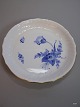 R.C. 10/1691 
Blå Blomst 
Svejfet Rundt 
Fad
1. sort. D: 29 
cm.