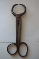 Antik 
kandistang/sukkertang
Håndsmedet 
i jern
L: 17cm
Fra ca 1850
I god stand
Varenr.: 
2-52521