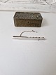 Slipsenål i 
sterlingsølv
Stemplet 925 - 
JAa
Længde 6,8 cm. 
Bredde 5 mm.