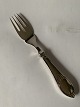 Træske 
Fiskegaffel 
Sølv.
Stemplet. Tre 
tårne.
Længde 18,4 
cm.
Brugt og 
velholdt.
Alt bestik ...