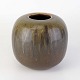 Rund 
kugleformet 
vase i stentøj 
med glasur i 
brunlige 
nuancer. Nr. 
225
Formgiver 
Valdemar ...