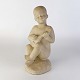 Figur i 
sandsten med 
motiv af 
siddende dreng 
med citar. Nr. 
44-2
Producent Ove 
...