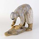 Keramik figur 
med motiv af 
Grønlandsk 
eskimo i gang 
med at partere 
hans sælfangst
Producent ...