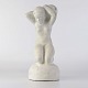 Figur i 
hvidmalet 
sandsten med 
motiv af 
siddende kvinde 
med 
vandekrukke.
Producent Ove 
...